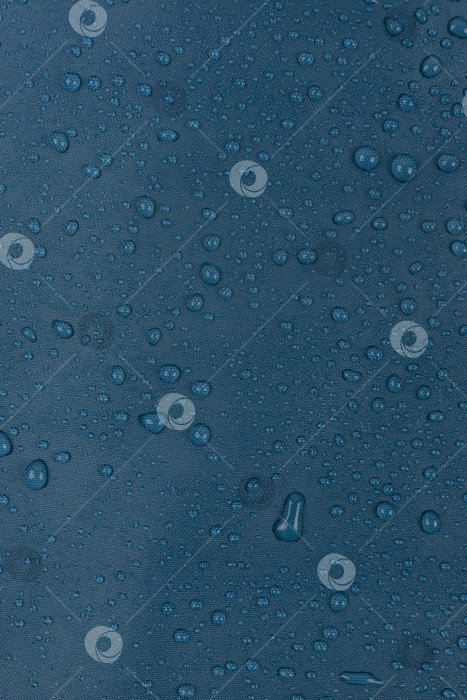 Скачать капли воды на синей ткани, вертикальные фотосток Ozero