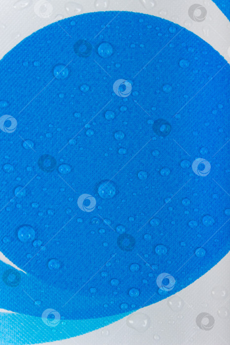 Скачать синяя водонепроницаемая поверхность с каплями воды на ней фотосток Ozero