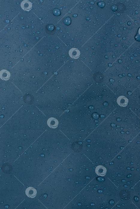 Скачать капли воды на синей ткани, вертикальные фотосток Ozero