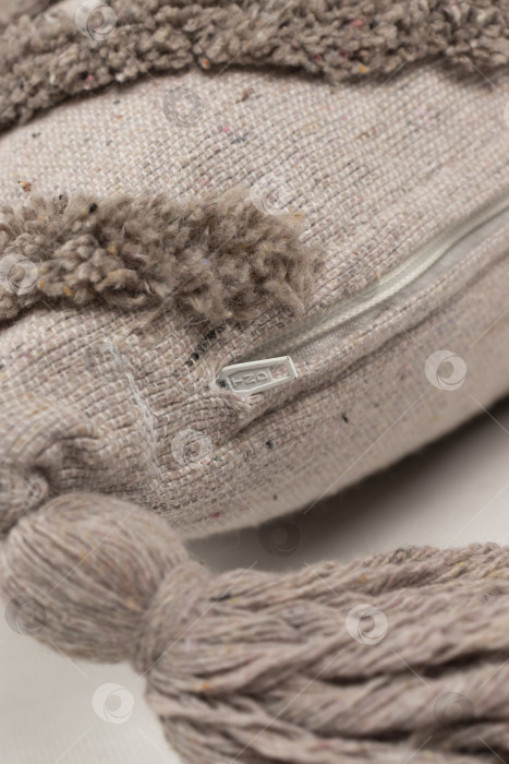 Скачать Декоративная коричневая диванная подушка на молнии фотосток Ozero