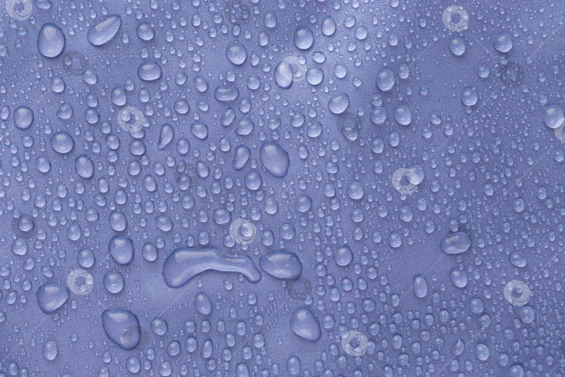 Скачать Крупный план синей ткани с множеством мелких капель воды на ней. фотосток Ozero