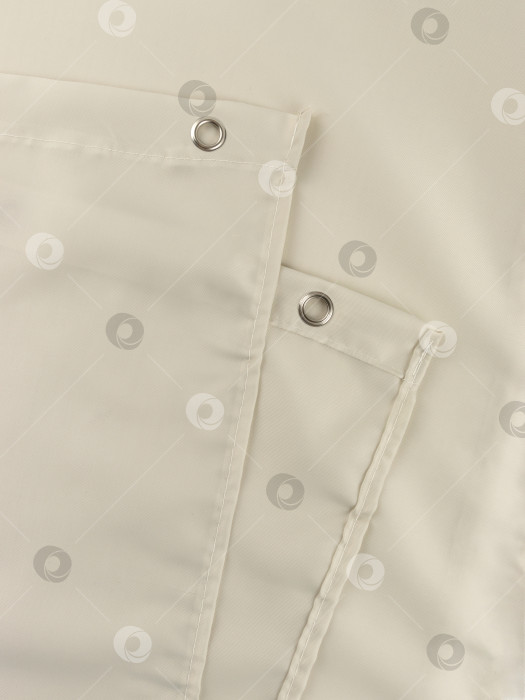 Скачать Петелька для занавески в ванной на белой занавеске крупным планом фотосток Ozero