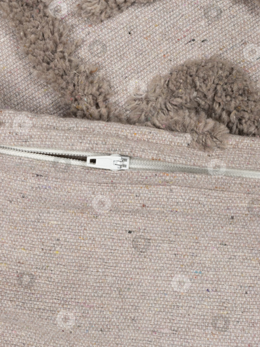 Скачать Декоративная коричневая диванная подушка на молнии фотосток Ozero