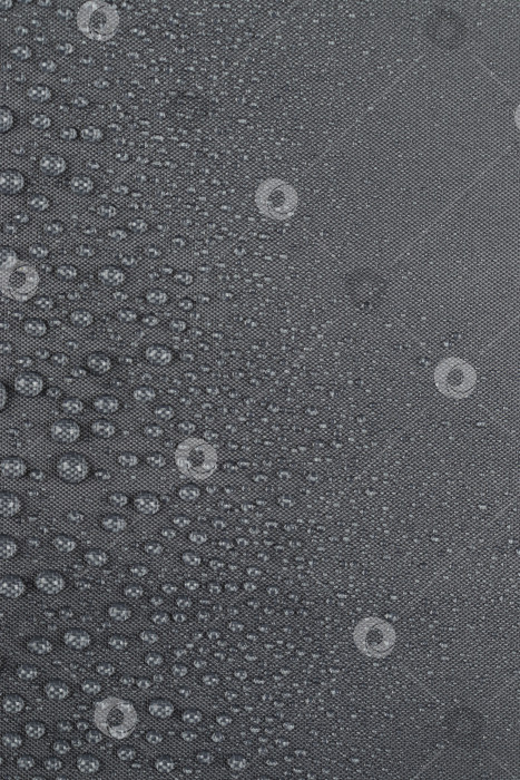 Скачать Капли воды на темно-серой ткани, вертикальные фотосток Ozero