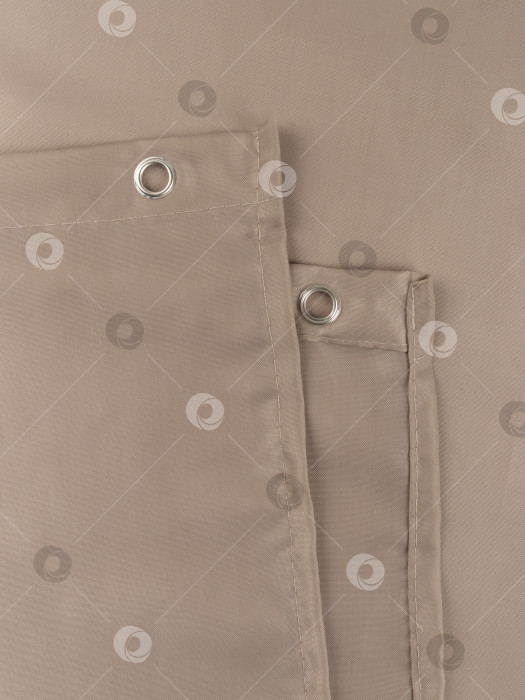 Скачать Петелька для занавески в ванной на белой занавеске крупным планом фотосток Ozero