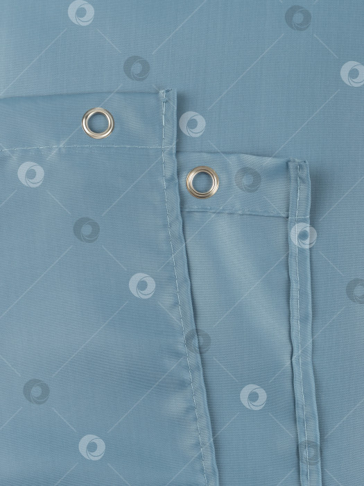 Скачать Петелька для занавески в ванной на белой занавеске крупным планом фотосток Ozero