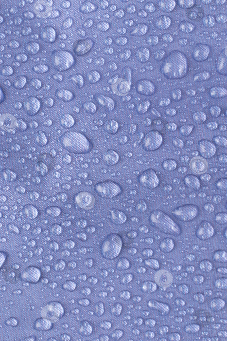 Скачать Крупный план синей ткани с множеством мелких капель воды на ней. фотосток Ozero