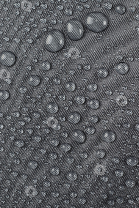 Скачать Капли воды на темно-серой ткани, вертикальные фотосток Ozero