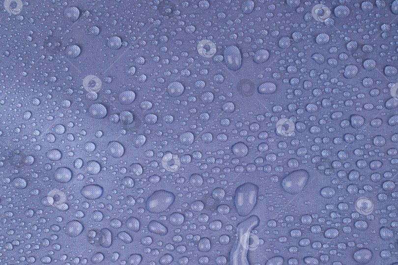 Скачать Крупный план синей ткани с множеством мелких капель воды на ней. фотосток Ozero