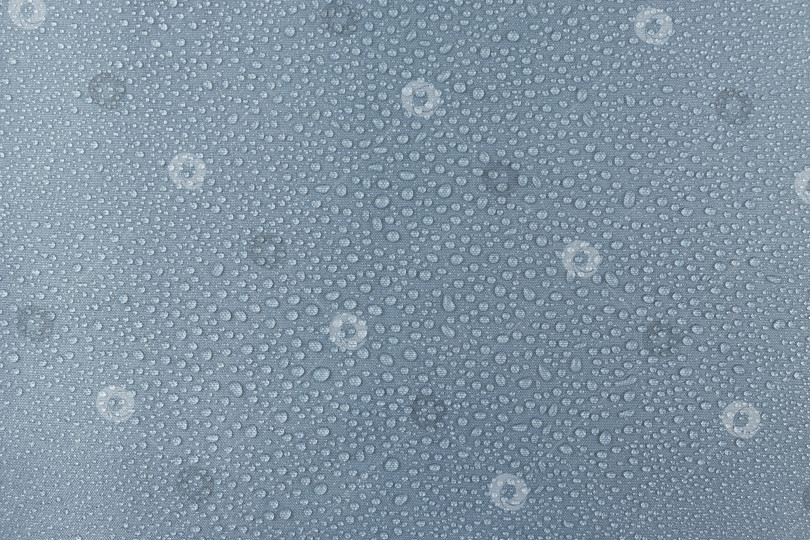 Скачать Капли воды на светло-голубой ткани, горизонтальные фотосток Ozero