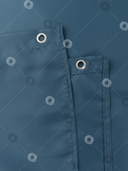 Скачать петелька для занавески в ванной на темно-синей занавеске крупным планом фотосток Ozero