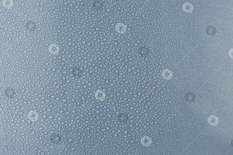 Скачать Капли воды на светло-голубой ткани, горизонтальные фотосток Ozero