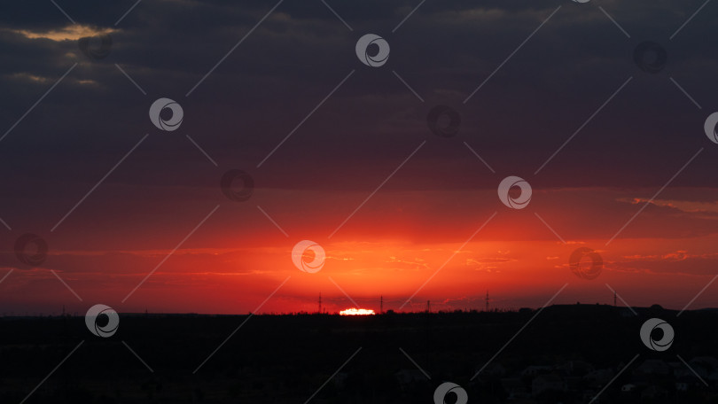 Скачать Огненно-Красный Закат Над Далеким Городским Горизонтом фотосток Ozero