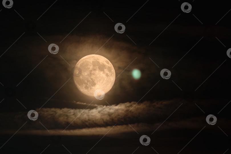 Скачать Полная Луна за тонкими облаками в Темном ночном небе фотосток Ozero