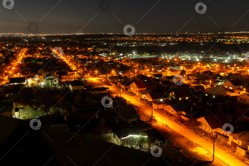 Скачать Ночной городской пейзаж Под Яркой Полной Луной фотосток Ozero