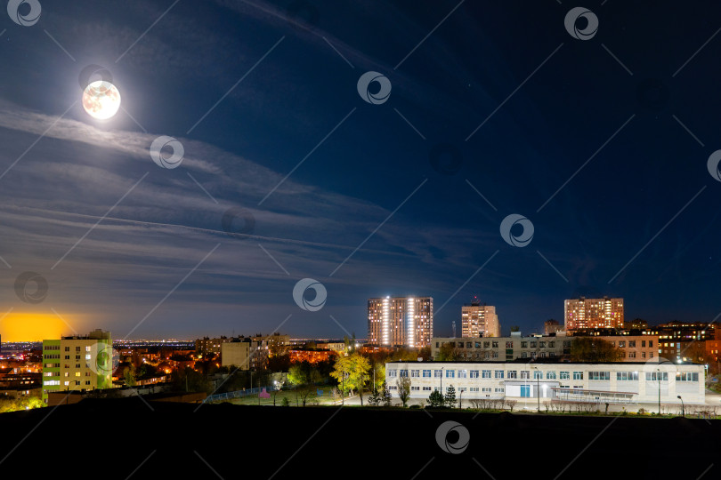 Скачать Ночная туманная улица с теплыми уличными фонарями фотосток Ozero