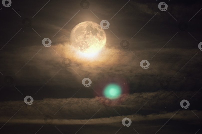 Скачать Полная Луна, Пробивающаяся Сквозь Слои Светящихся Облаков фотосток Ozero