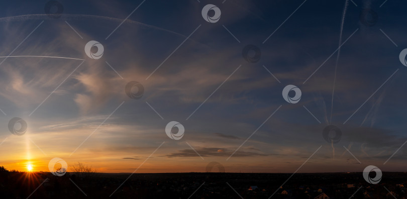 Скачать Золотистый закат с эффектными облачными образованиями фотосток Ozero