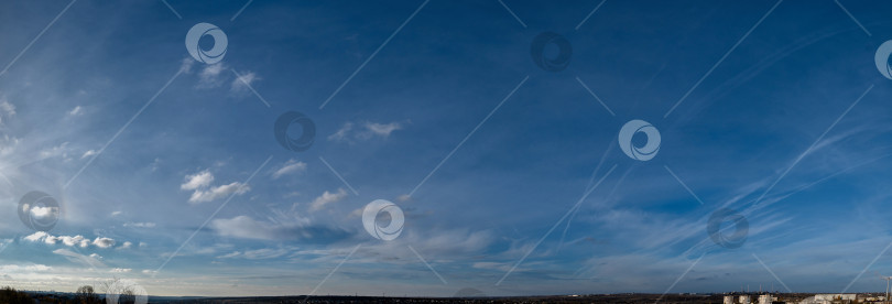 Скачать Широкое голубое небо над далеким городским горизонтом фотосток Ozero