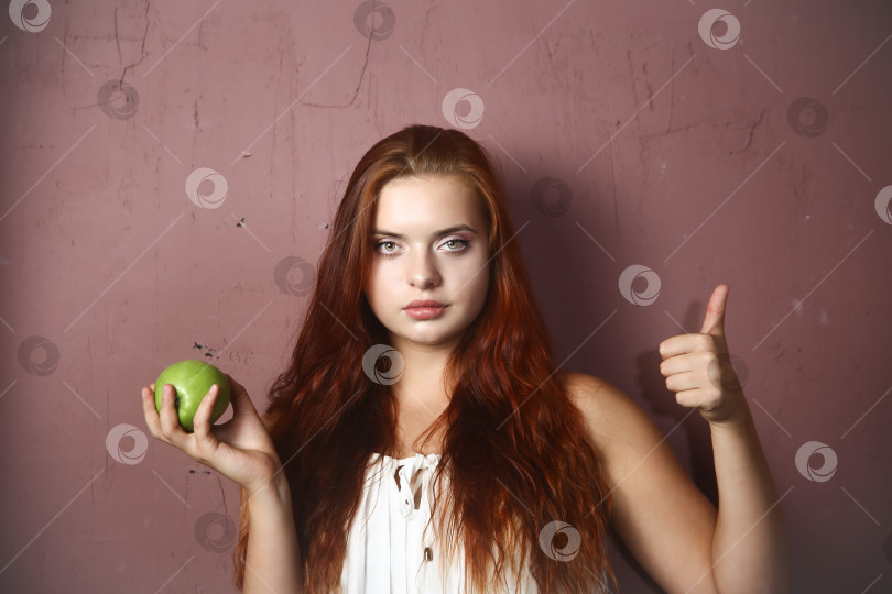 Скачать Красивая девушка фотосток Ozero