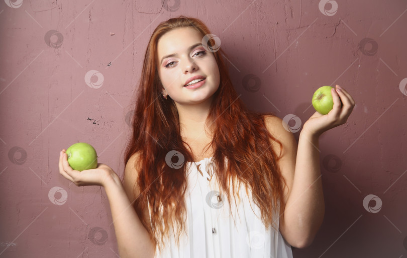 Скачать Молодая женщина держит яблоки фотосток Ozero