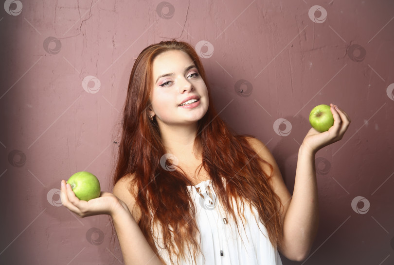 Скачать Женщина держит зелёные яблоки фотосток Ozero