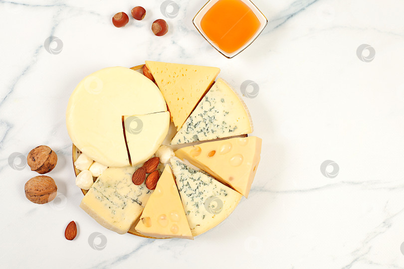 Скачать Ассортимент различных сортов сыра, голубой сыр, горгонзола, рокфор, пармезан, моцарелла, маасдам с медом и орехами, выбор полезных и натуральных блюд, рекламная карточка кафе и меню фотосток Ozero