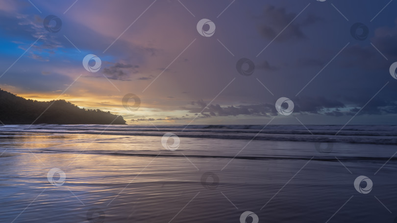 Скачать Прекрасный красочный закат над океаном. фотосток Ozero