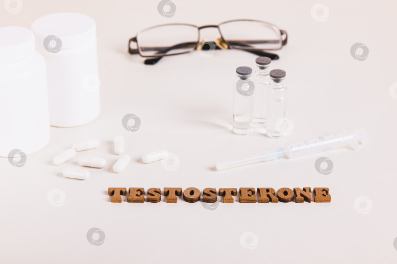Скачать Шприц, ампулы и капсулы для регулирования уровня тестостерона на светлом фоне фотосток Ozero