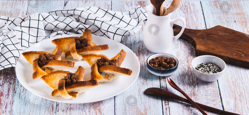 Скачать Фигурные тосты с клубничным джемом на тарелке на столе веб-баннер фотосток Ozero