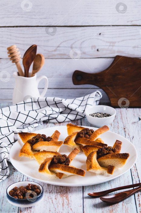 Скачать Фигурные тосты с клубничным джемом на тарелке на столе, вид сверху фотосток Ozero