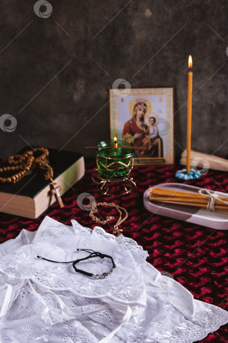 Скачать Православный крест, свечи, лампада и икона для домашней молитвы на столе в вертикальном положении фотосток Ozero