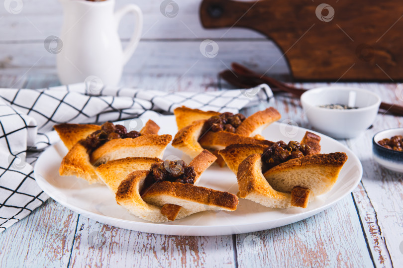 Скачать Фигурные тосты с клубничным джемом на тарелке на столе фотосток Ozero