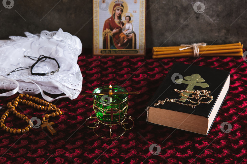 Скачать Лампада, четки, Библия, православная икона и крест для молитвы на красном столе фотосток Ozero