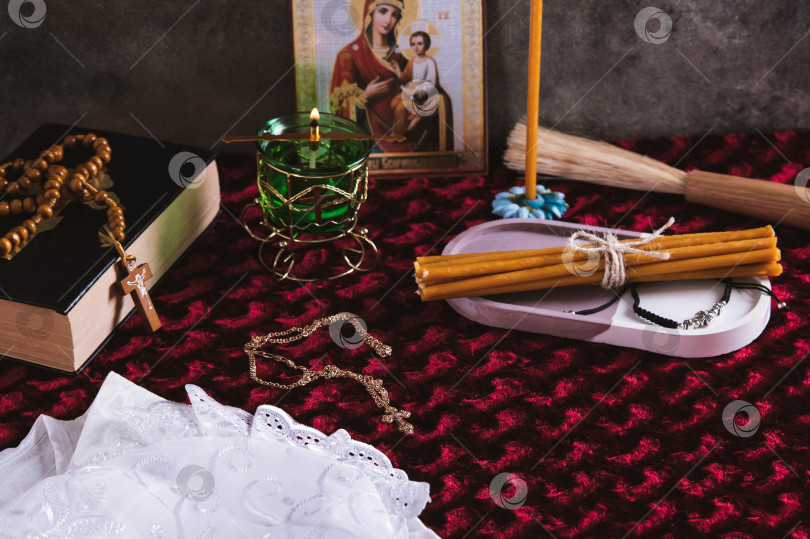 Скачать Православный крест, свечи, лампада и икона для домашней молитвы на столе фотосток Ozero