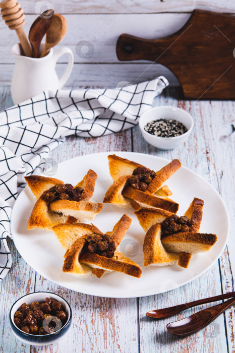 Скачать Запеченные креативные тосты с ягодным джемом на тарелке на столе, вид сверху фотосток Ozero