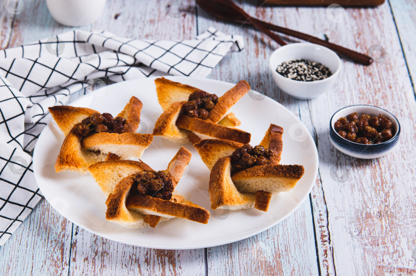 Скачать Запеченные креативные тосты с ягодным джемом на тарелке на столе фотосток Ozero