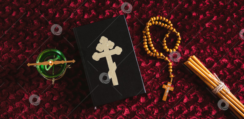 Скачать Атрибуты православной церкви для домашней молитвенной комнаты вид сверху на веб-баннер фотосток Ozero