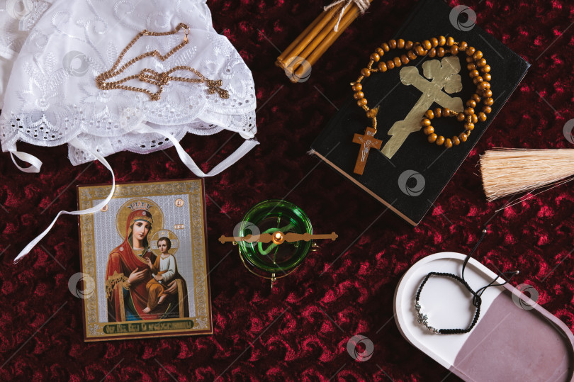 Скачать Православный крест, Библия, лампада и икона для домашней молитвы на столе вид сверху фотосток Ozero