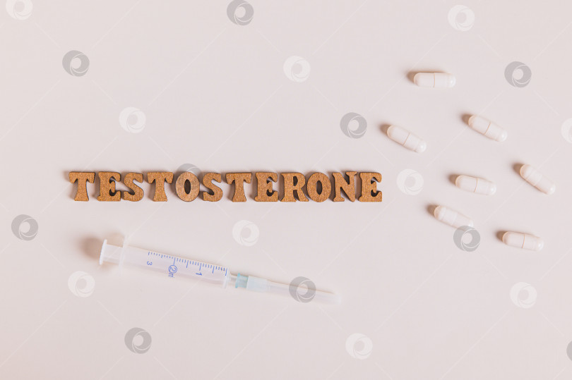 Скачать Крупный план шприца и капсул для регулирования уровня тестостерона, вид сверху фотосток Ozero