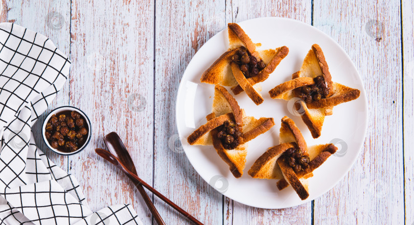 Скачать Запеченные креативные тосты с ягодным джемом на тарелке на столешнице посмотреть веб-баннер фотосток Ozero