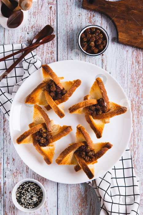 Скачать Запеченные креативные тосты с ягодным джемом на тарелке на столешнице в вертикальном положении фотосток Ozero