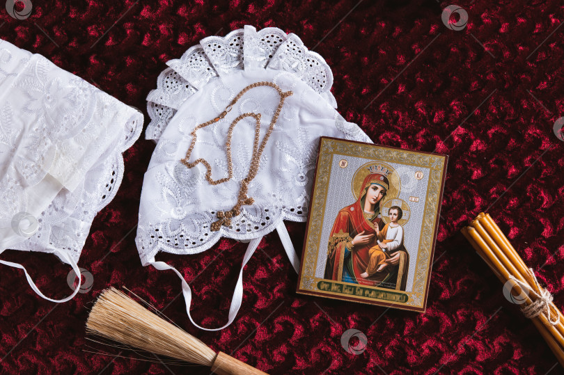 Скачать Предметы для православного обряда крещения младенца на веб-баннере "Вид сверху" фотосток Ozero