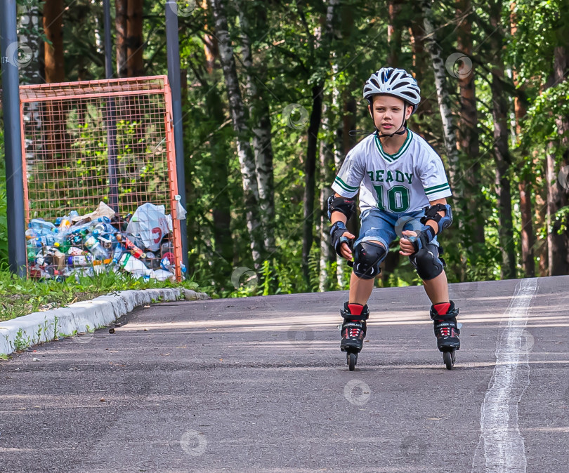 Скачать Россия,Сибирь 08 августа 2025 год.маленький мальчик катается на роликовых коньках фотосток Ozero
