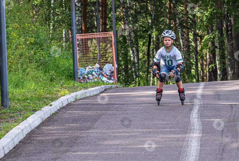 Скачать Россия,Сибирь 08 августа 2025 год.маленький мальчик катается на роликовых коньках фотосток Ozero