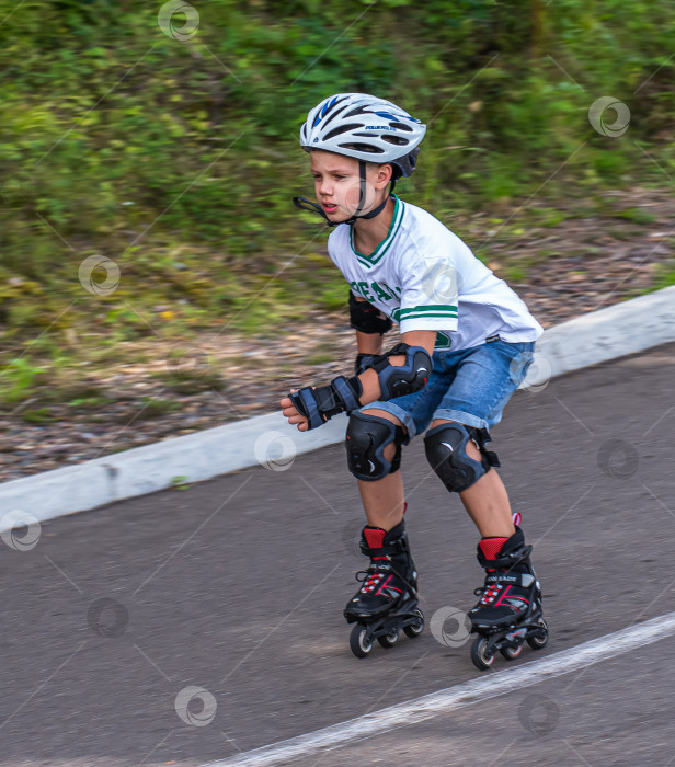 Скачать Россия,Сибирь 08 августа 2025 год.маленький мальчик катается на роликовых коньках фотосток Ozero