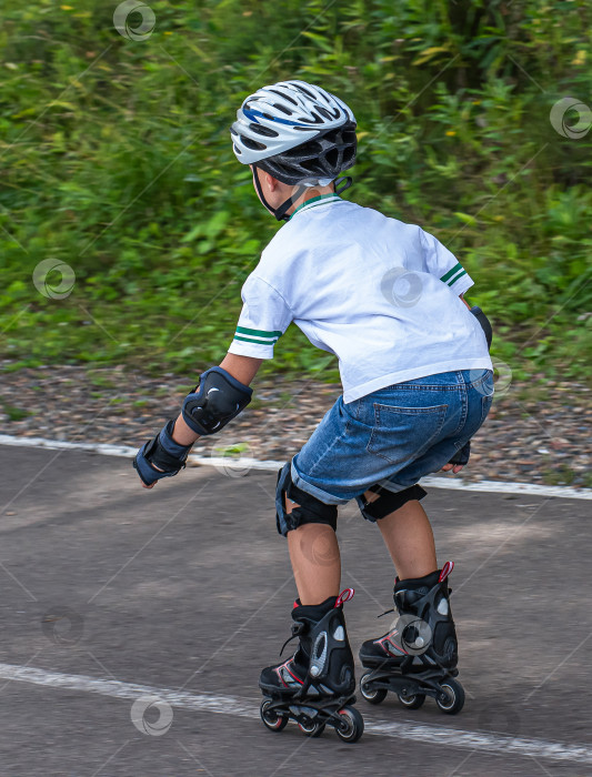 Скачать Маленький мальчик катается на роликовых коньках фотосток Ozero