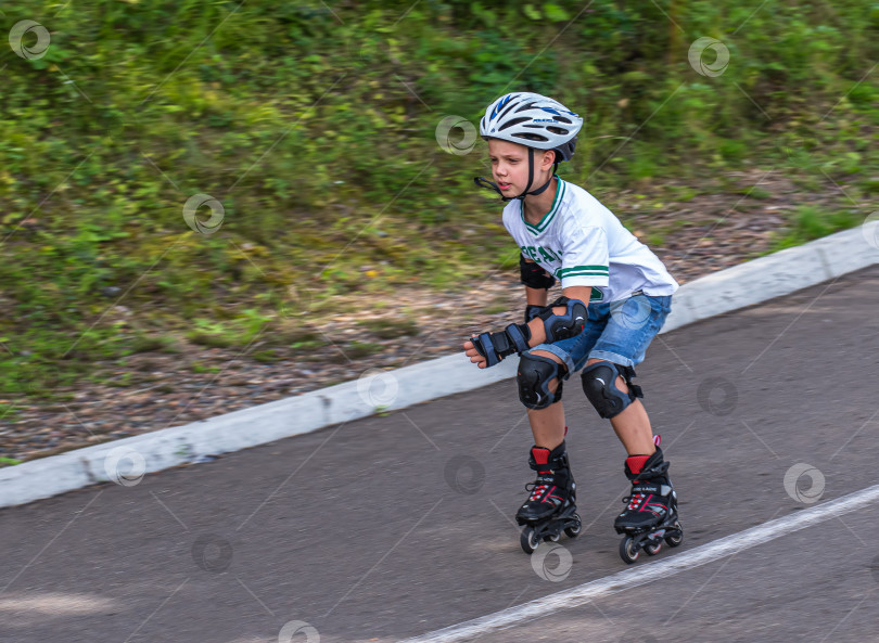 Скачать Россия,Сибирь 08 августа 2025 год.маленький мальчик катается на роликовых коньках фотосток Ozero