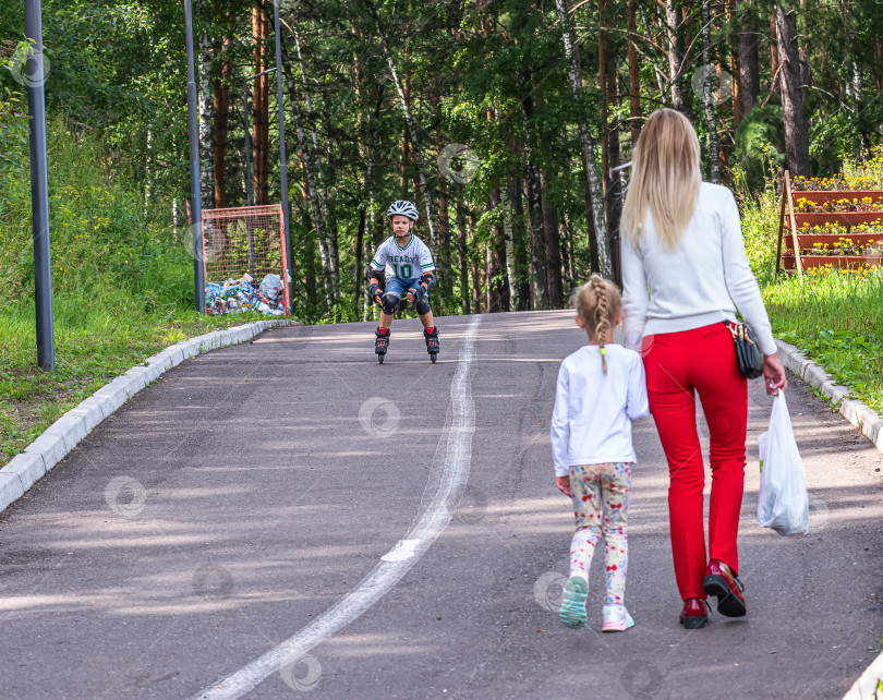 Скачать Россия,Сибирь 08 августа 2025 год.маленький мальчик катается на роликовых коньках фотосток Ozero