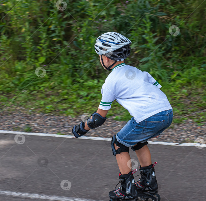Скачать Маленький мальчик катается на роликовых коньках фотосток Ozero